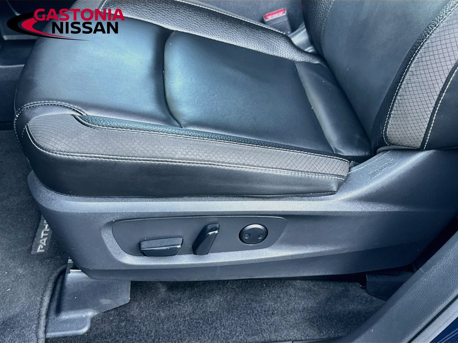 Used 2025 Nissan Pathfinder SL FWD image 25