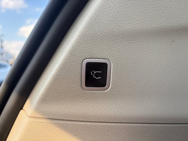 Used 2023 Chrysler Pacifica Touring-L FWD image 2
