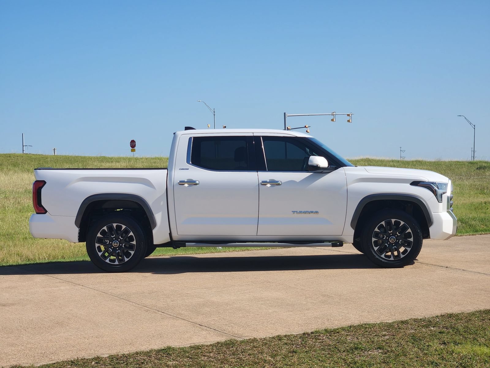 Used 2023 Toyota Tundra Limited AWD/4WD image 7