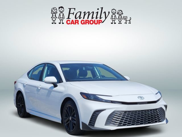 Used 2025 Toyota Camry SE FWD image 2