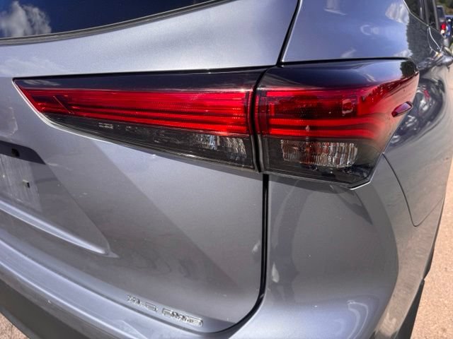 Used 2022 Toyota Highlander XLE AWD/4WD image 8