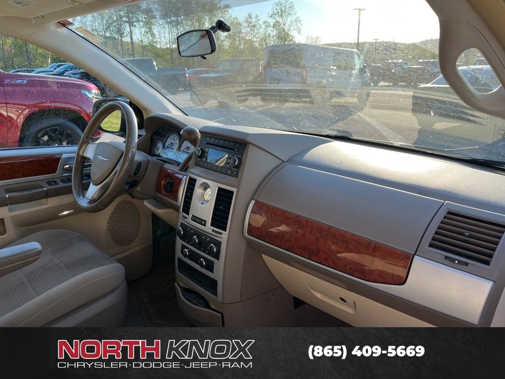Used 2009 Chrysler Town & Country Touring image 10