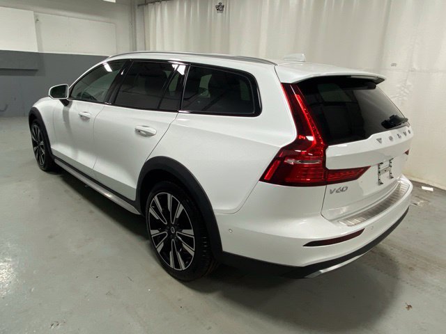 Certified 2025 Volvo V60 B5 Cross Country Ultra AWD/4WD image 3