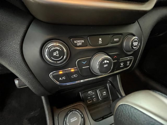 Used 2017 Jeep Cherokee Latitude w/ Cold Weather Group AWD/4WD image 24