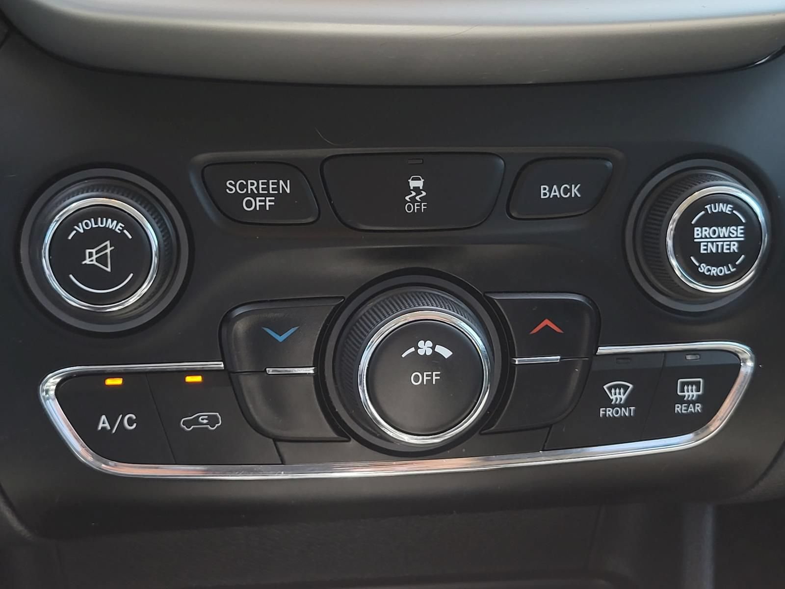Used 2018 Jeep Cherokee Latitude Plus w/ Cold Weather Group FWD image 25