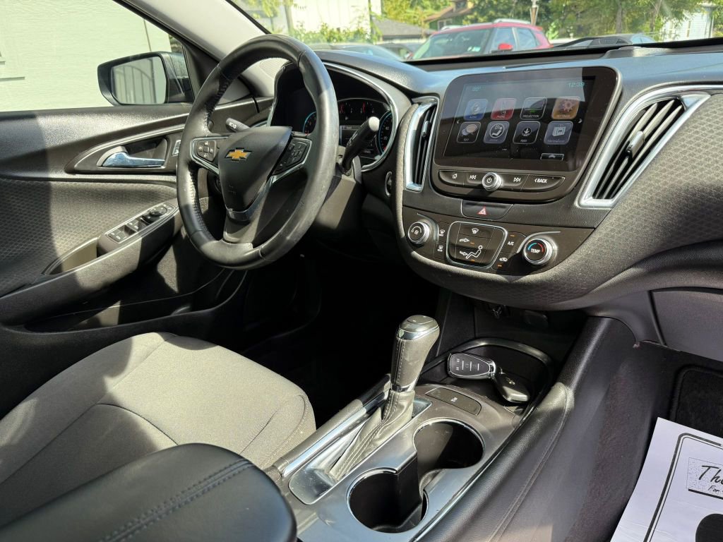 Used 2017 Chevrolet Malibu LT image 25