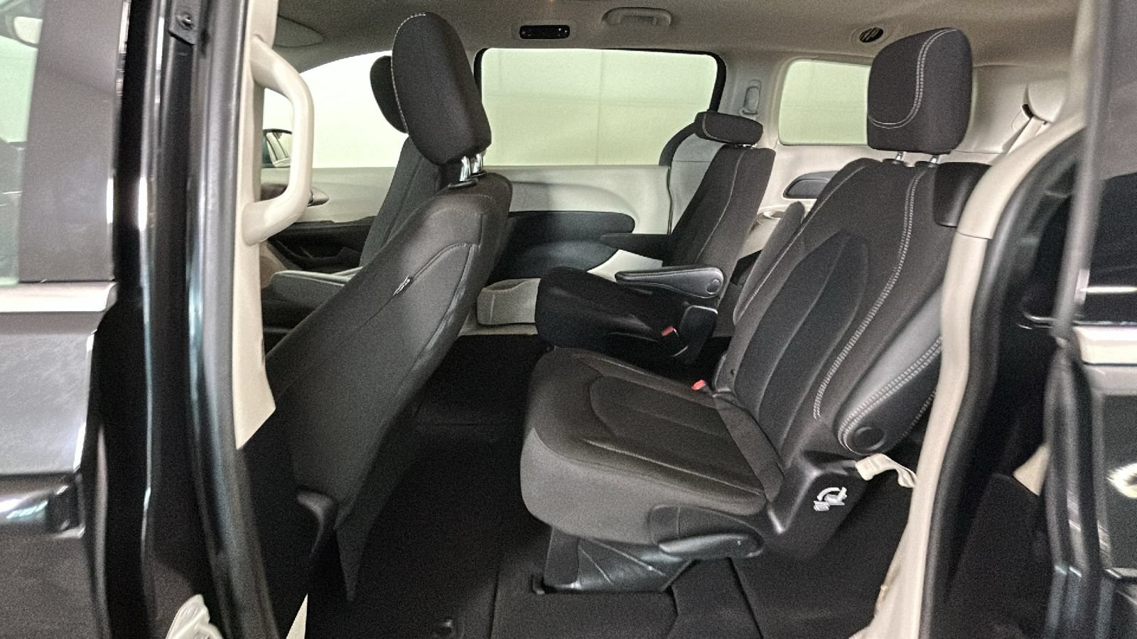 Used 2023 Chrysler Voyager LX FWD image 31