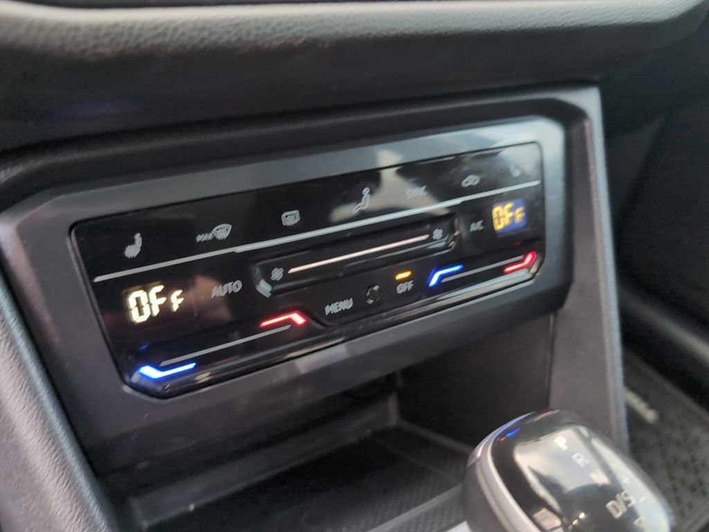 Used 2023 Volkswagen Tiguan SE w/ Panoramic Sunroof Package image 25