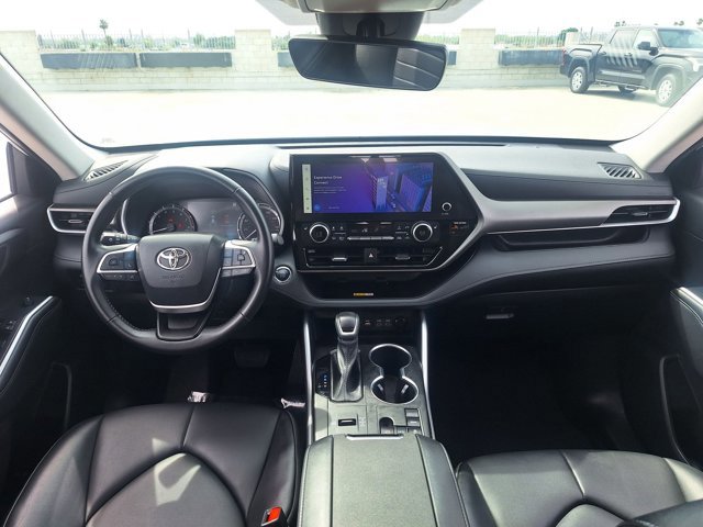 Used 2023 Toyota Highlander XLE image 16