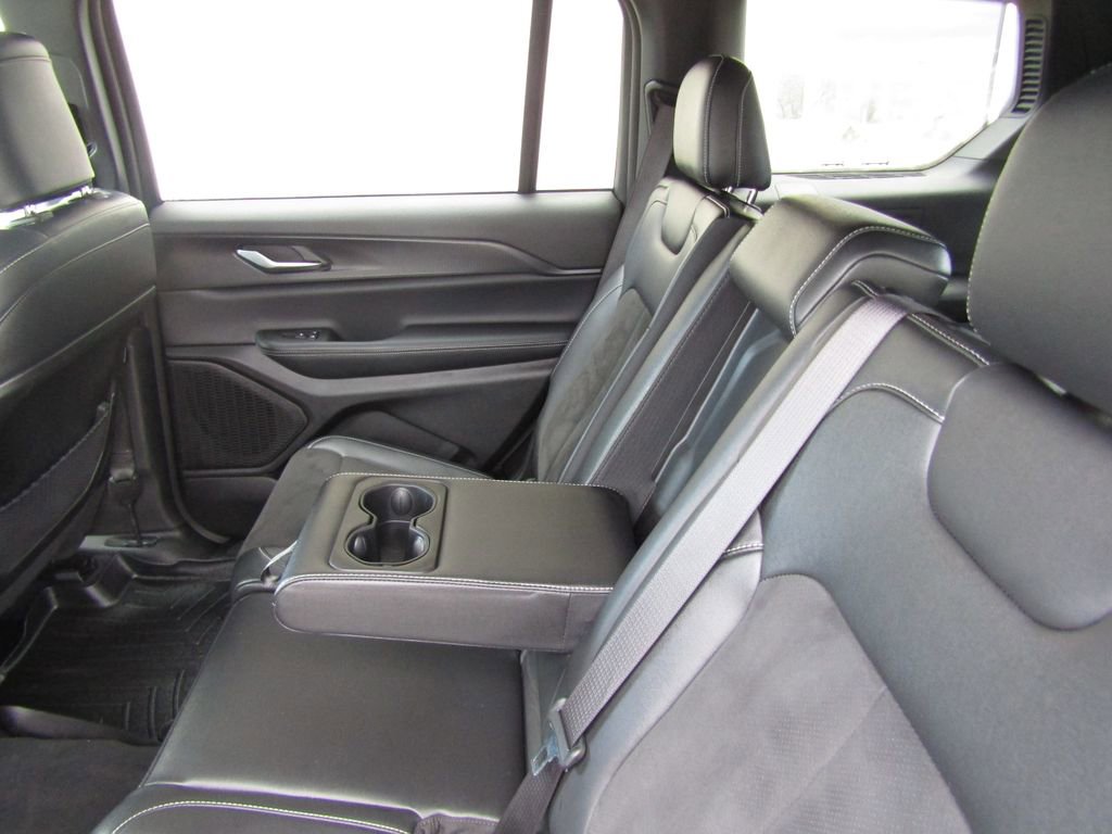 Used 2024 Jeep Grand Cherokee L Laredo image 35