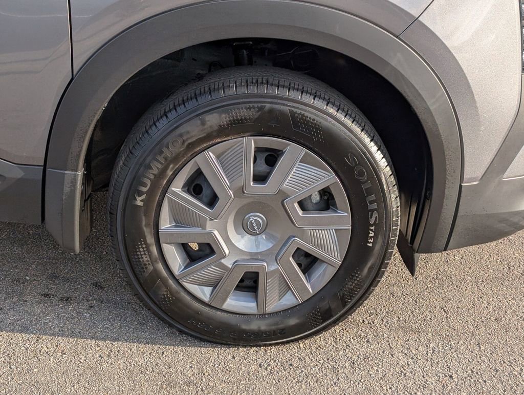 Certified 2025 Nissan Kicks S image 9