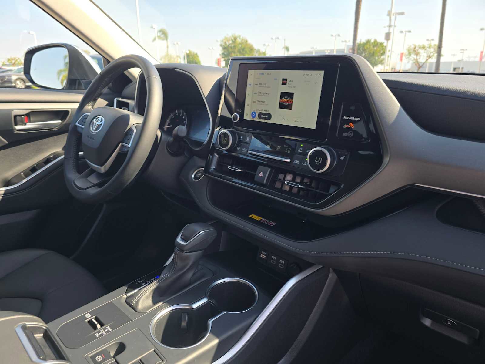 Used 2025 Toyota Highlander XLE image 10
