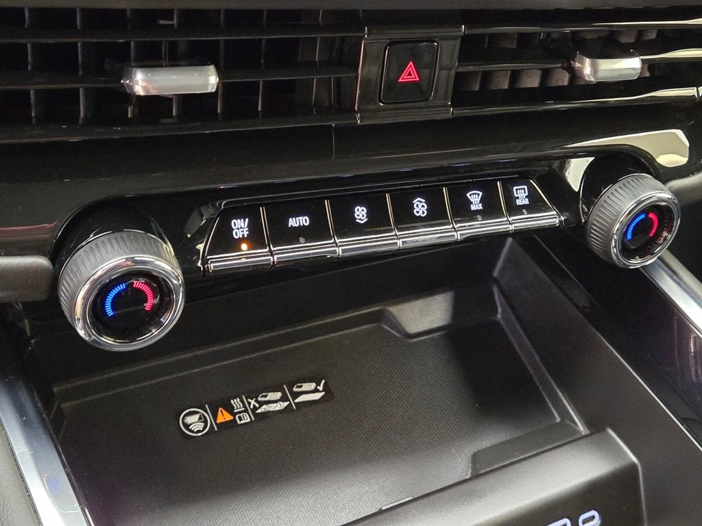 Used 2025 Chevrolet Suburban LT AWD/4WD image 38