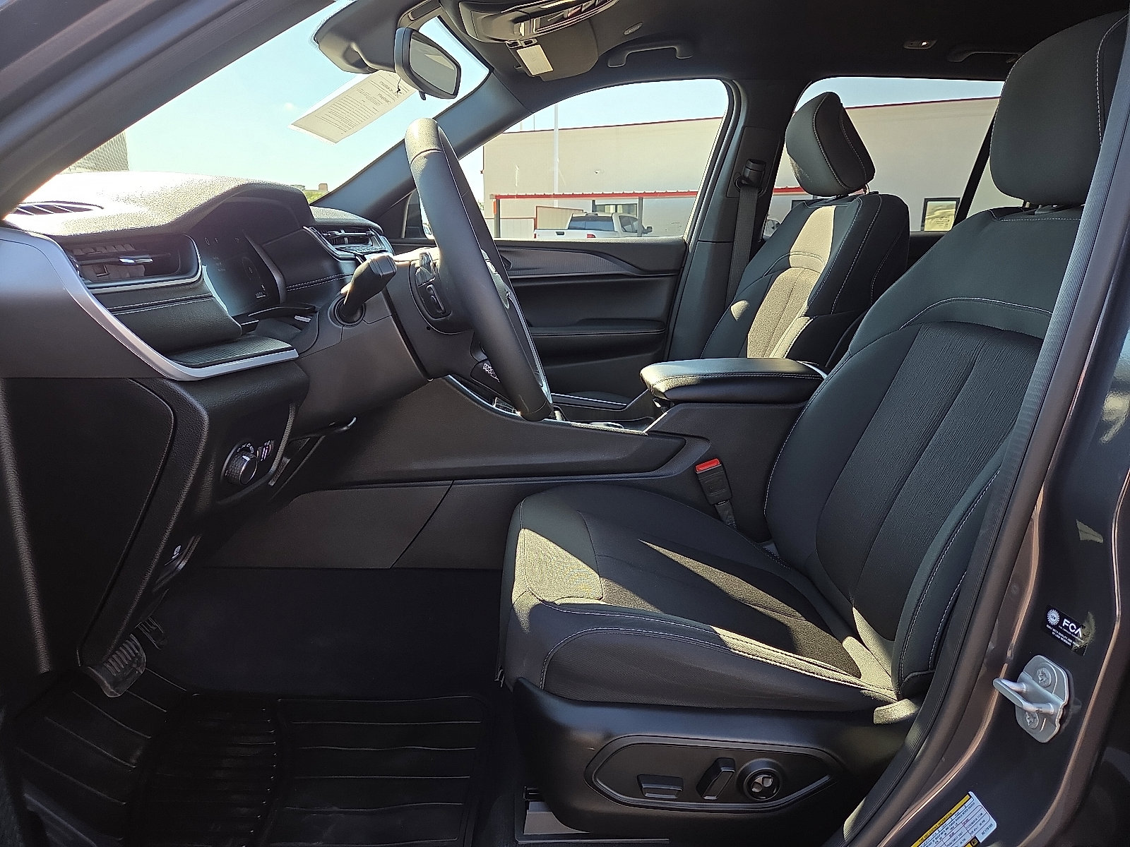 Used 2024 Jeep Grand Cherokee Laredo image 13