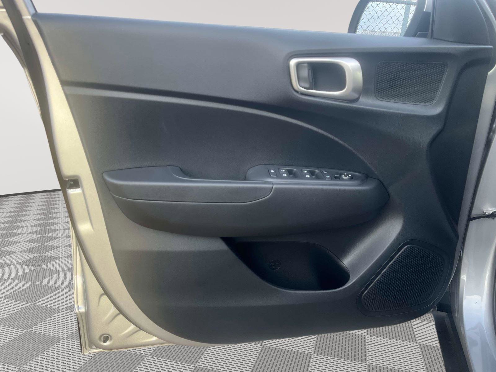 Used 2026 Hyundai Venue SE FWD image 17