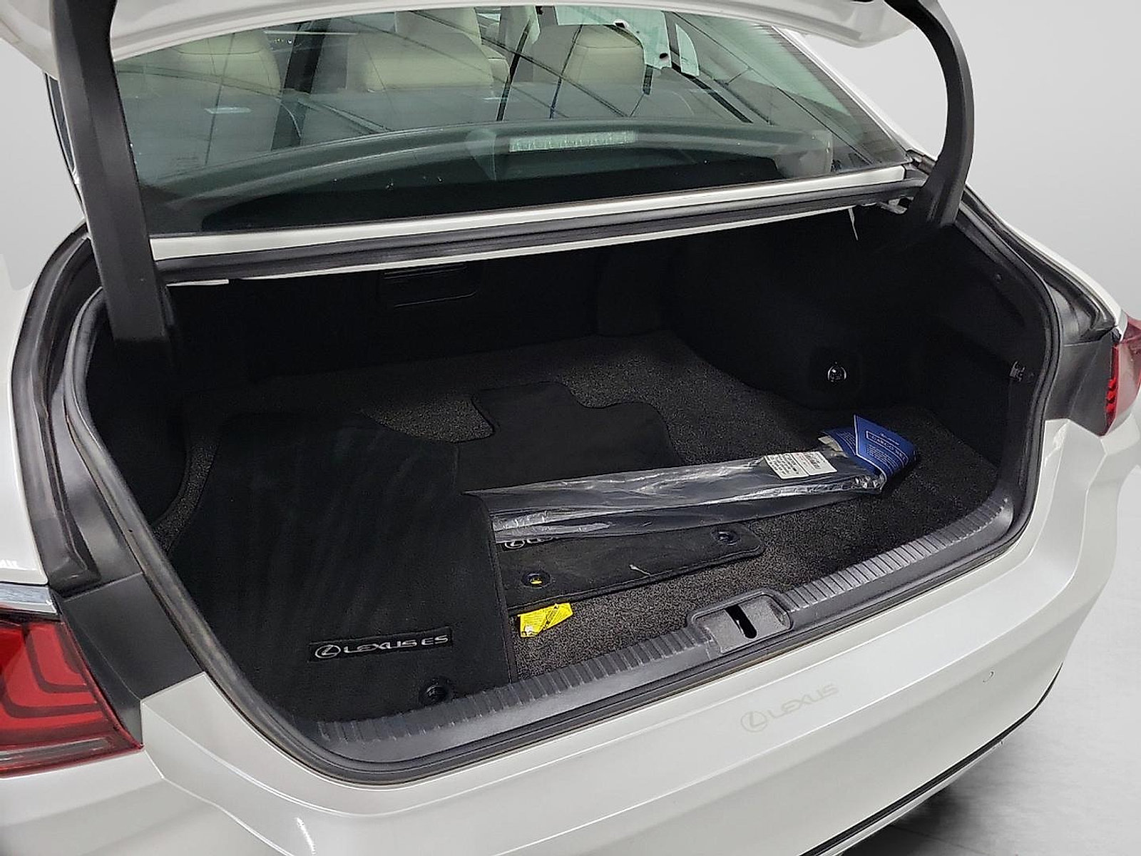 Used 2021 Lexus ES 300h w/ Premium Package FWD image 7
