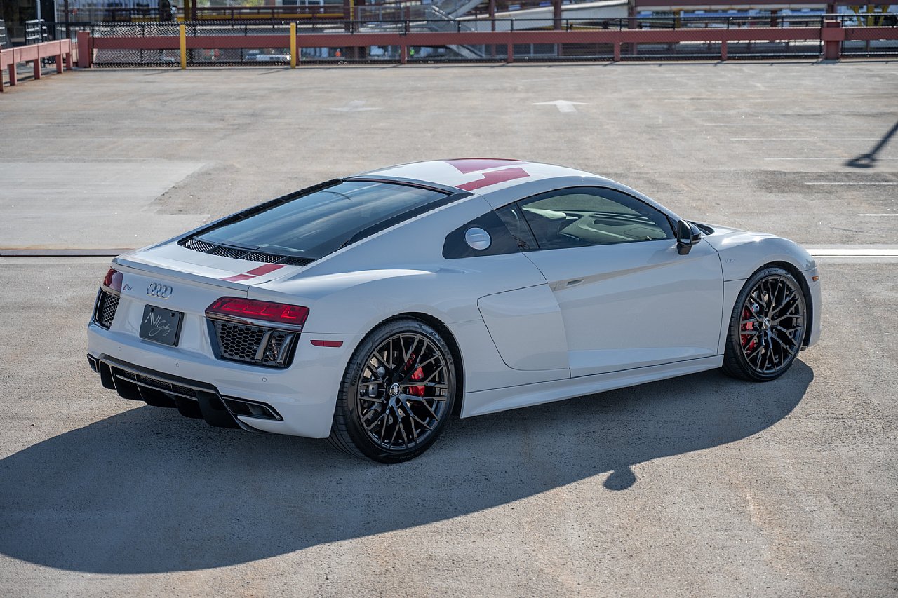 Used 2018 Audi R8 V10 w/ Premium Package RWD image 9