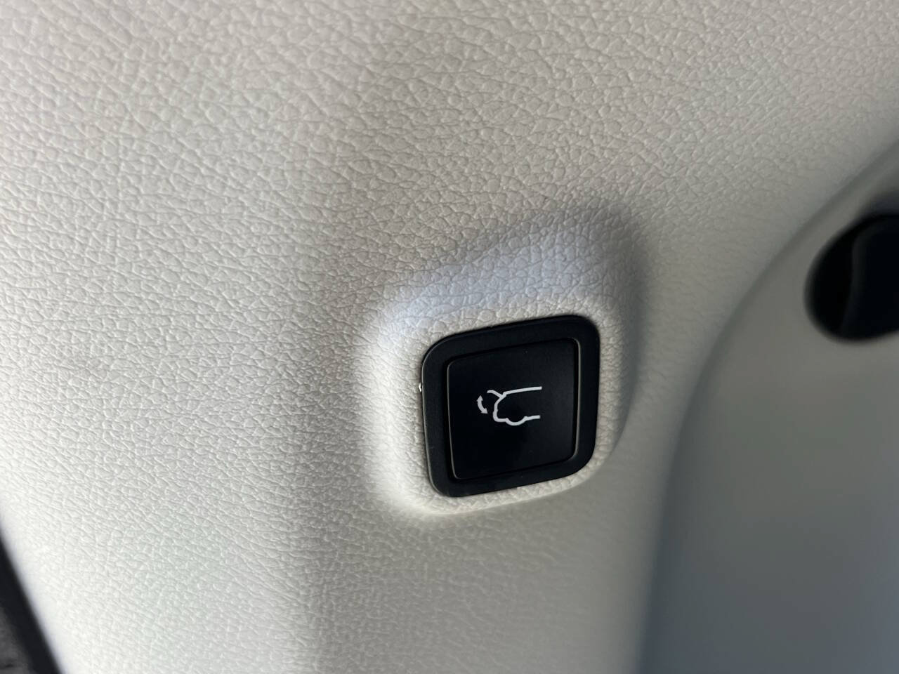 Used 2019 Jeep Cherokee Limited AWD/4WD image 31