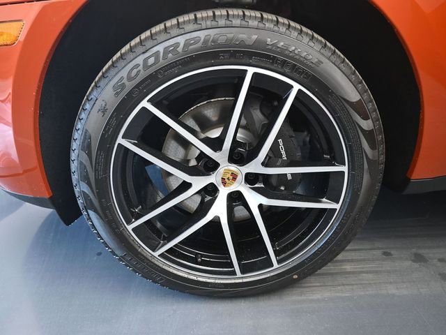 Certified 2025 Porsche Macan image 4