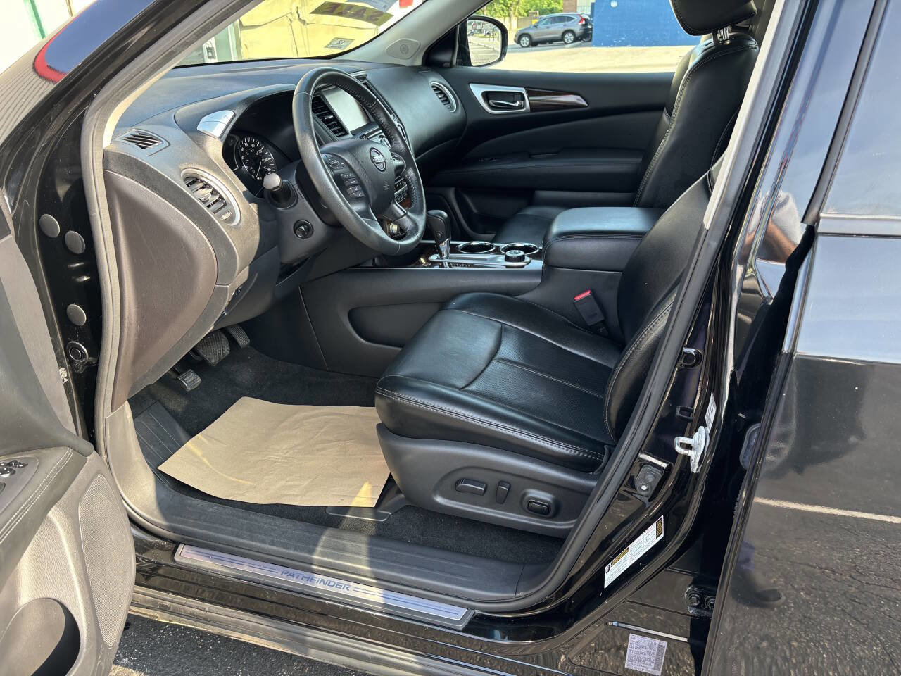 Used 2016 Nissan Pathfinder Platinum image 10