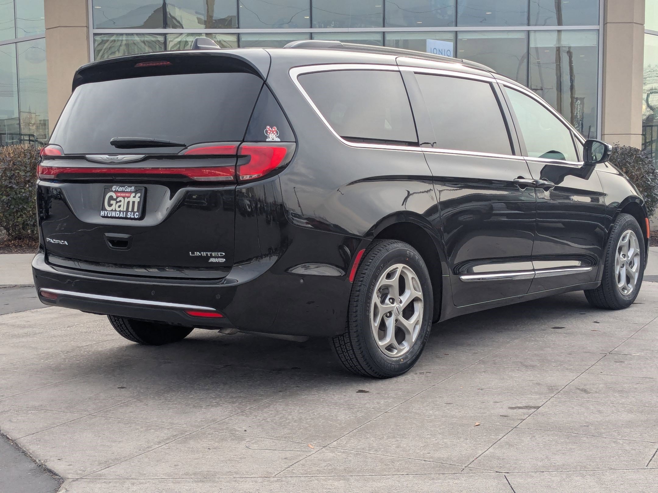 Used 2023 Chrysler Pacifica Limited w/ Uconnect Theater Family Group image 5