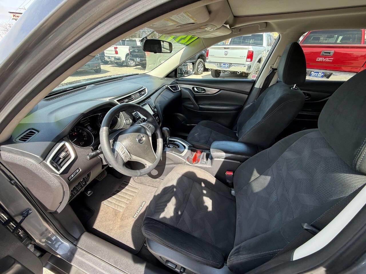 Used 2016 Nissan Rogue SV image 11