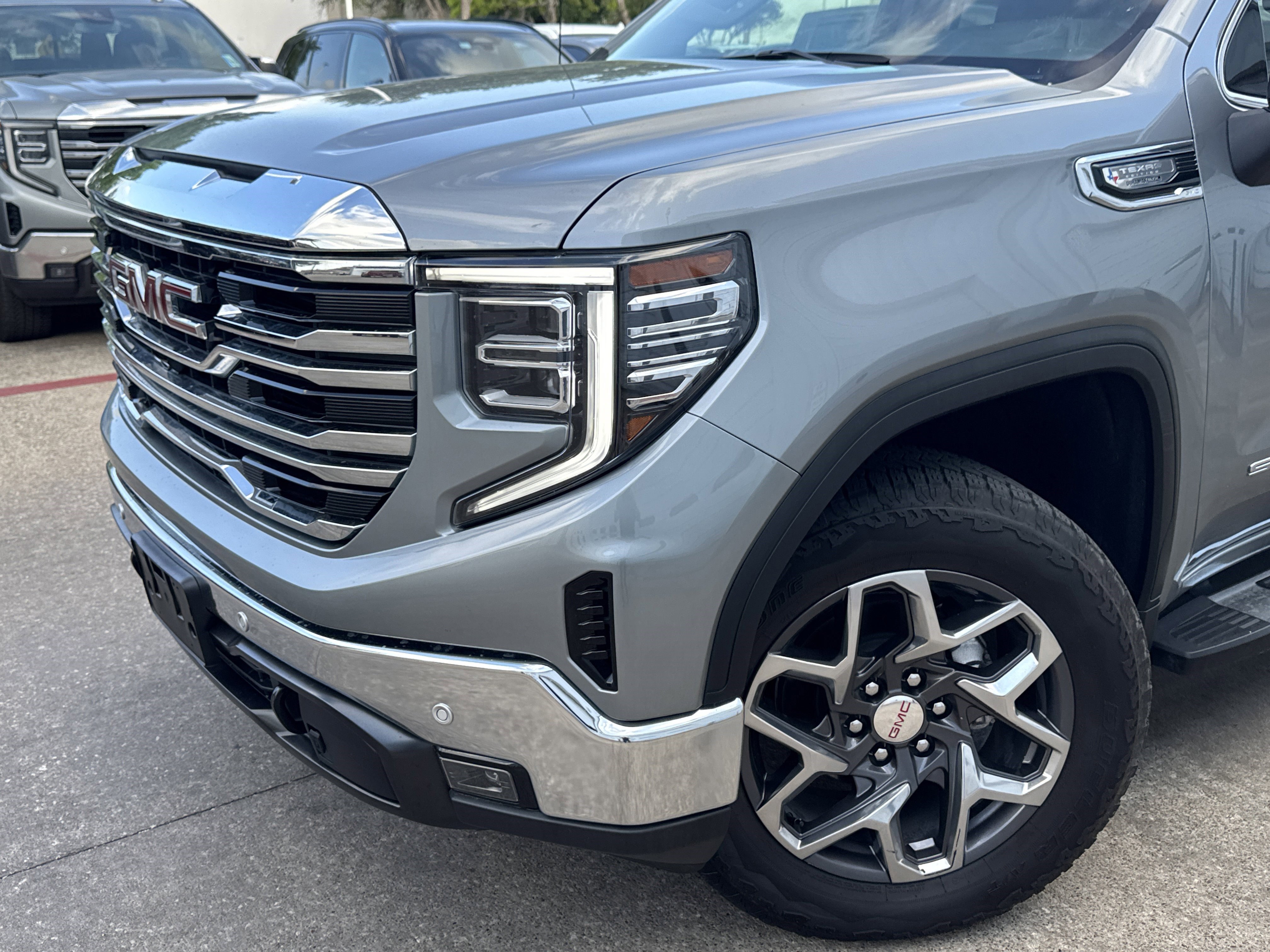 Used 2025 GMC Sierra 1500 SLT image 2