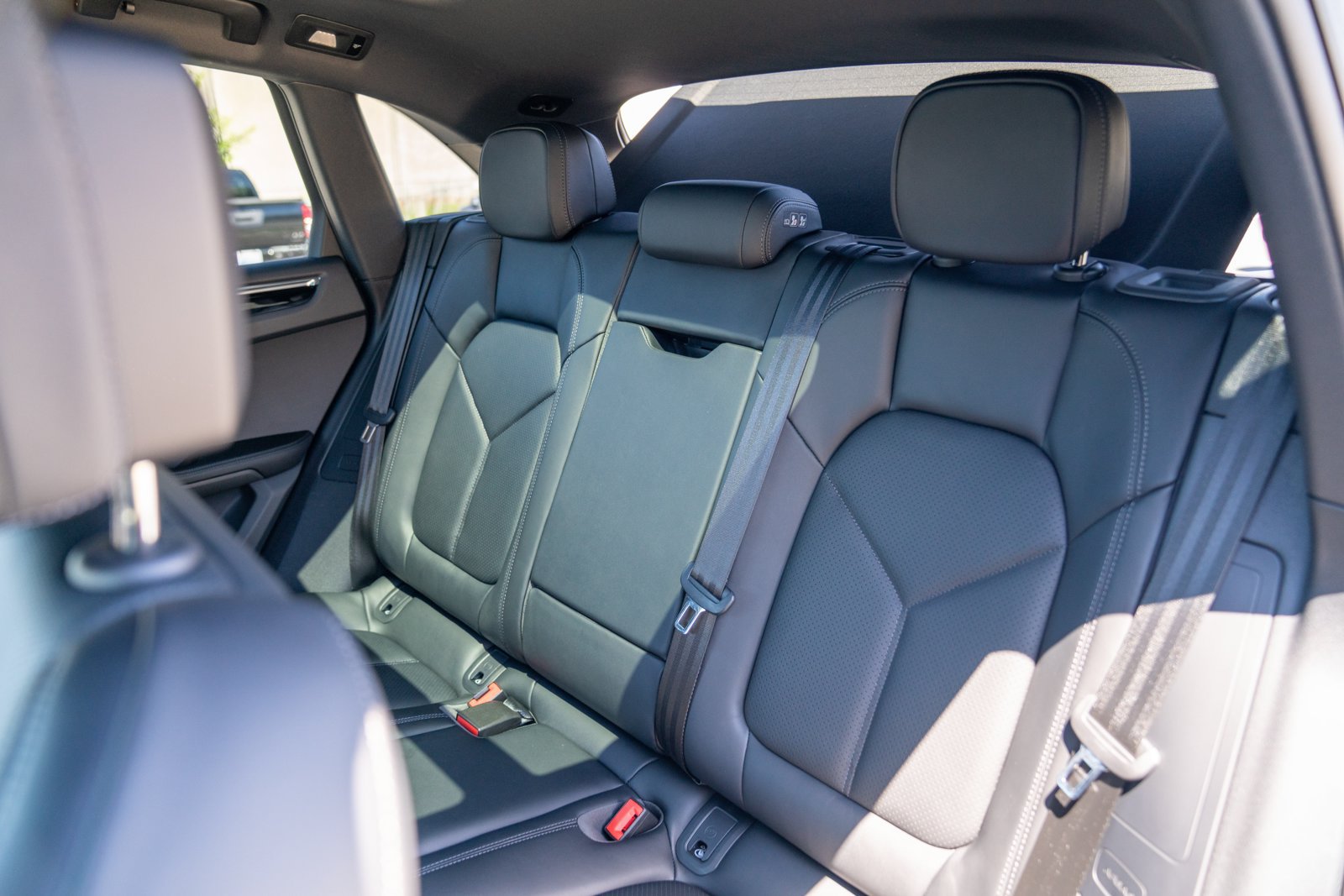 Certified 2026 Porsche Macan AWD/4WD image 23