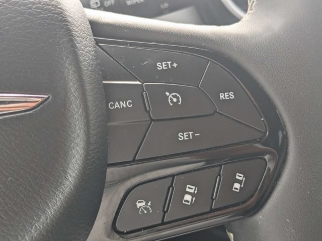 Used 2025 Chrysler Pacifica Limited FWD image 25
