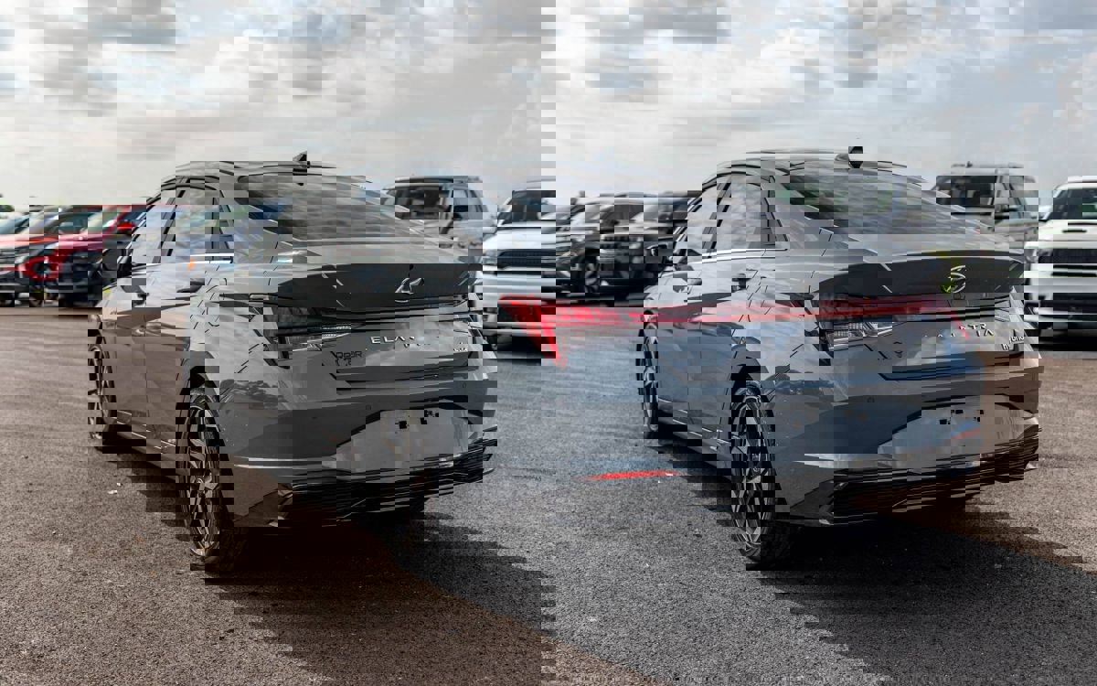 Used 2023 Hyundai Elantra Limited image 3