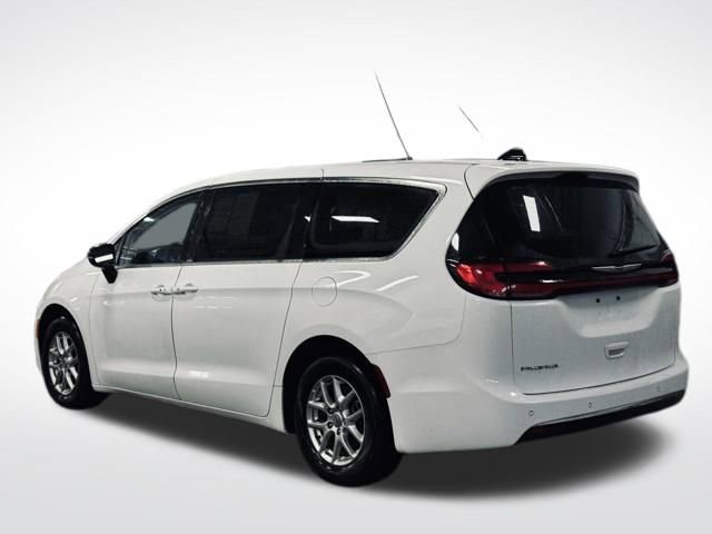 Certified 2024 Chrysler Pacifica Touring-L image 9