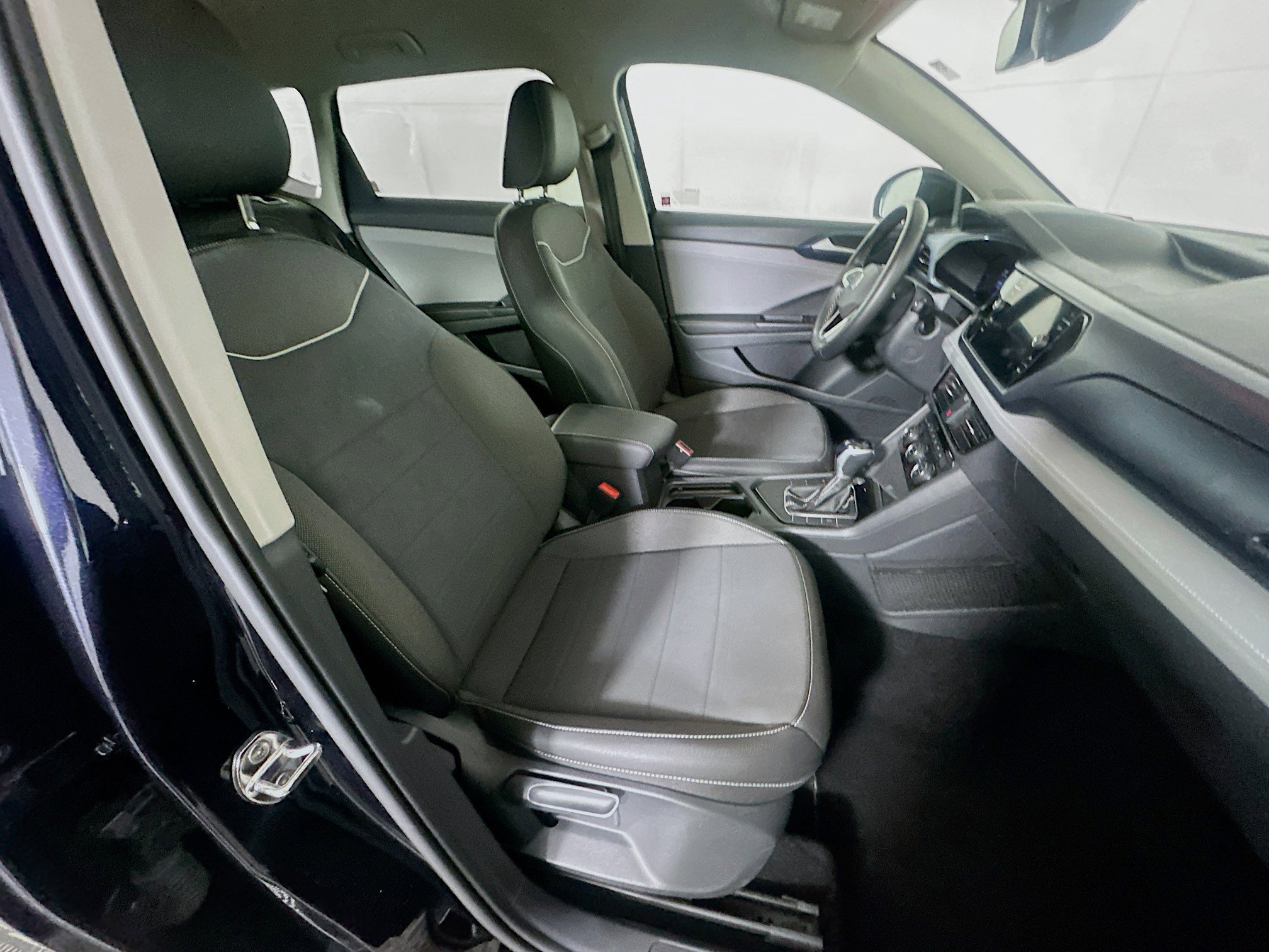 Used 2024 Volkswagen Taos SE image 28