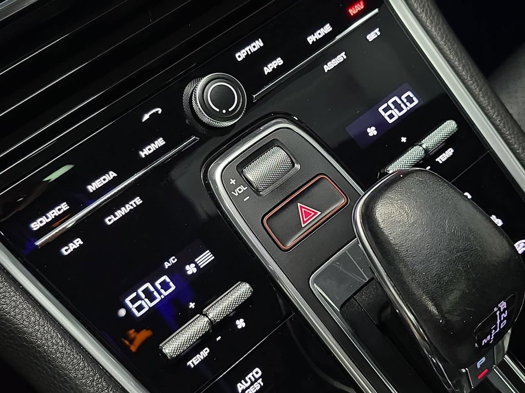 Used 2020 Porsche Panamera image 19