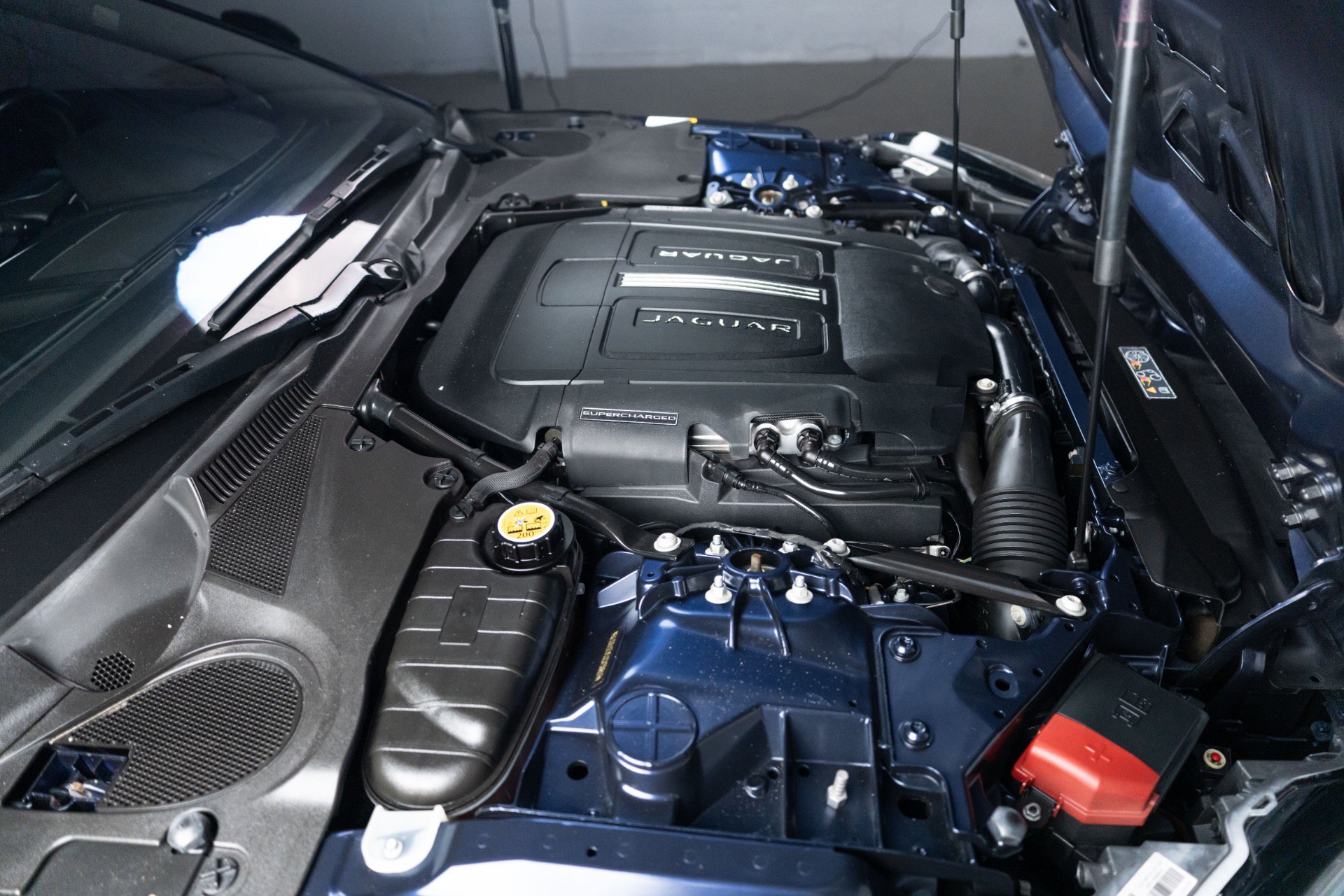 Used 2018 Jaguar F-TYPE Coupe RWD image 38