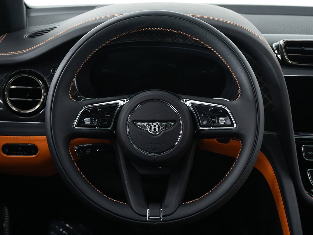 Used 2025 Bentley Bentayga image 30