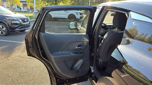 Certified 2025 Nissan Kicks SV AWD/4WD image 21