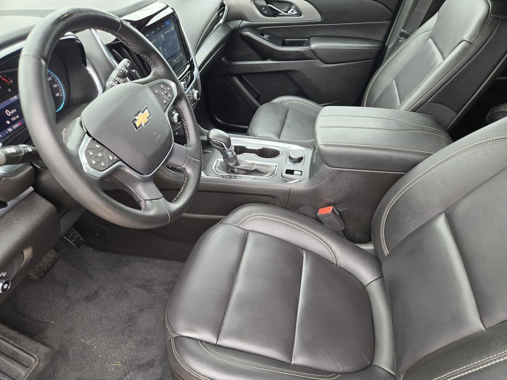 Used 2023 Chevrolet Traverse LT w/ Rear Camera Mirror Package FWD image 14