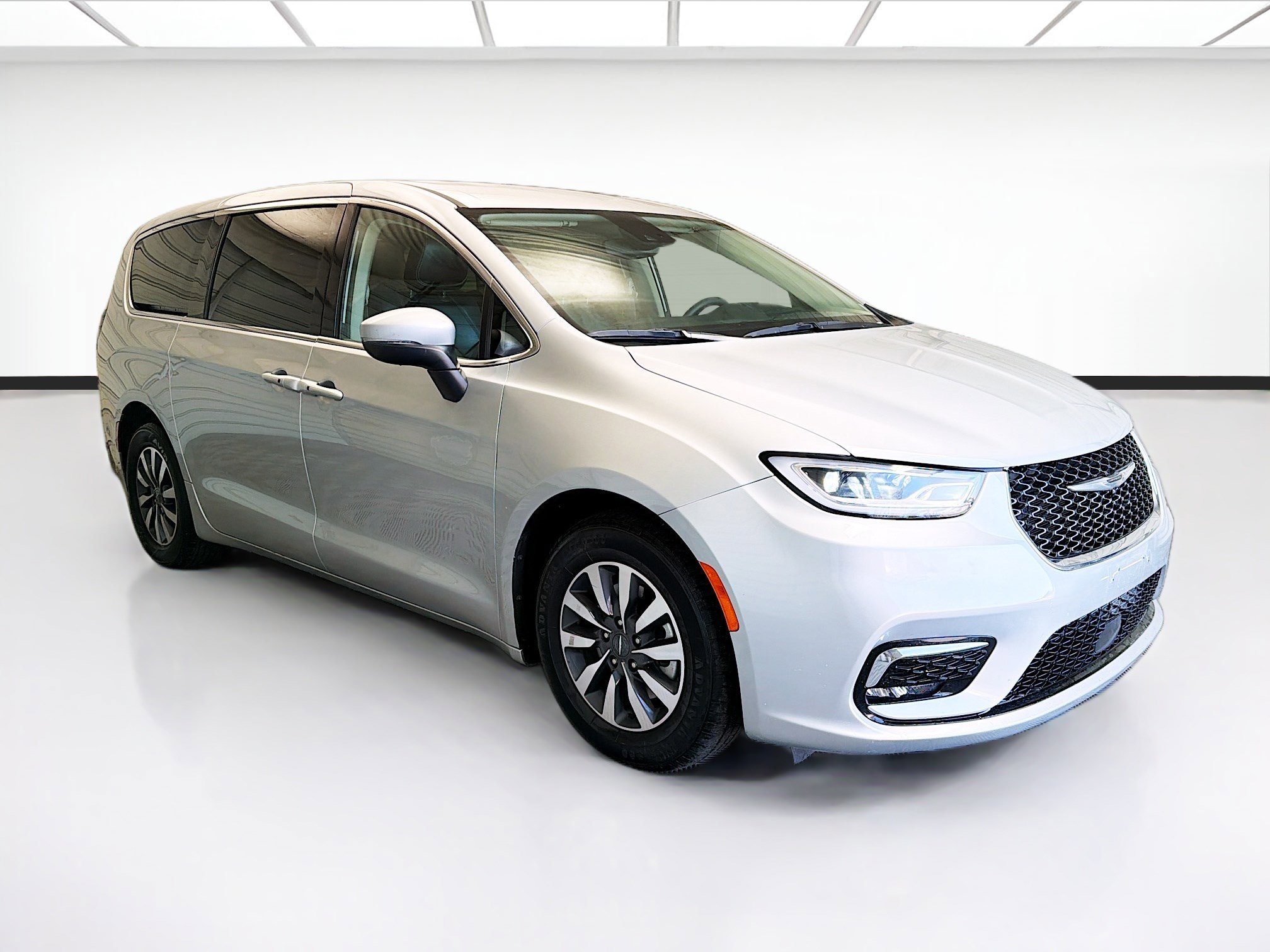 Used 2023 Chrysler Pacifica Touring-L FWD image 3
