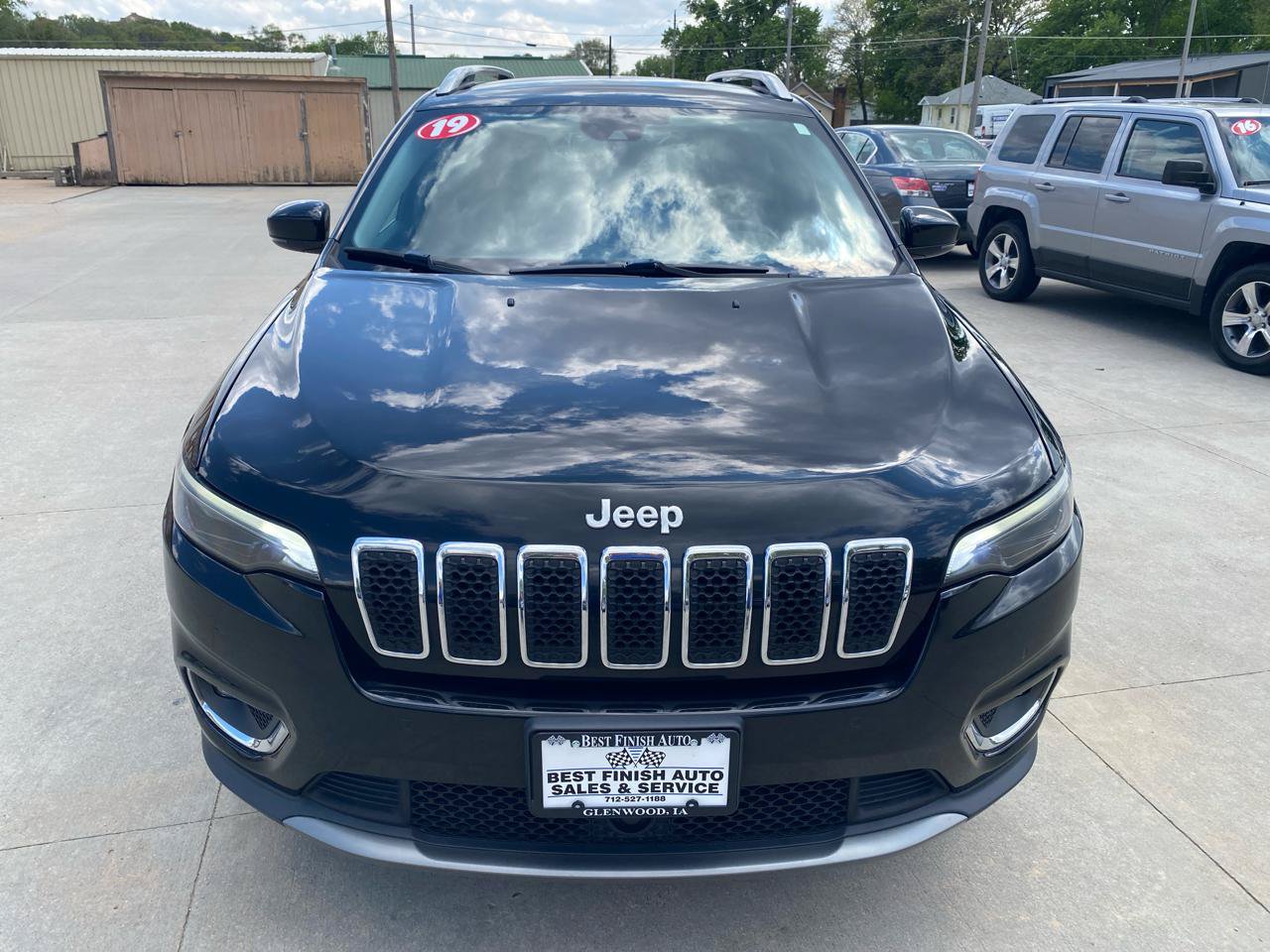 Used 2019 Jeep Cherokee Limited w/ Technology Group AWD/4WD image 3