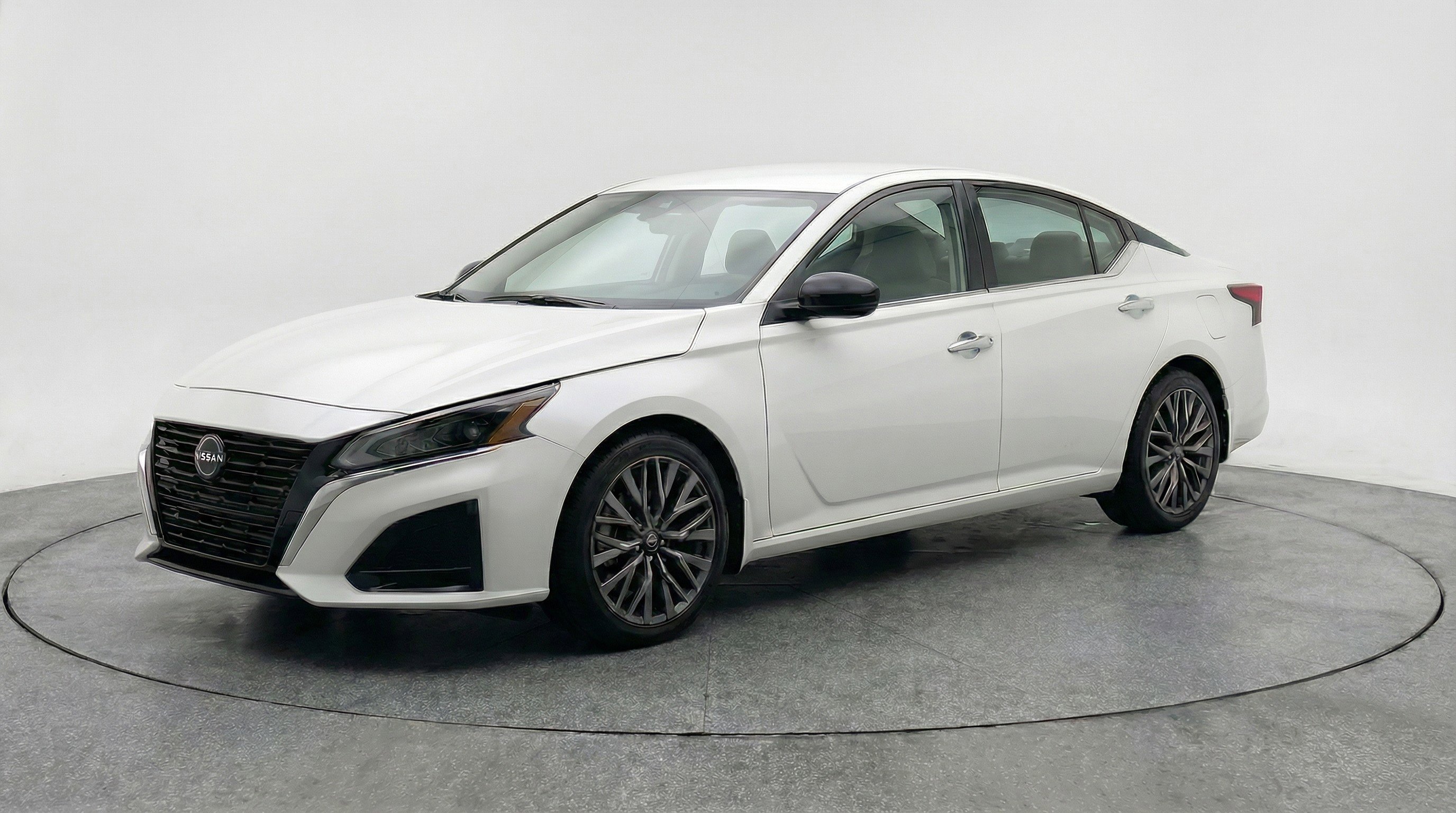 Used 2025 Nissan Altima 2.5 SV image 3