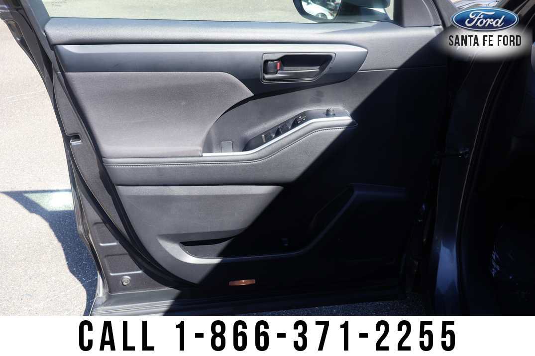 Used 2023 Toyota Highlander LE AWD/4WD image 12