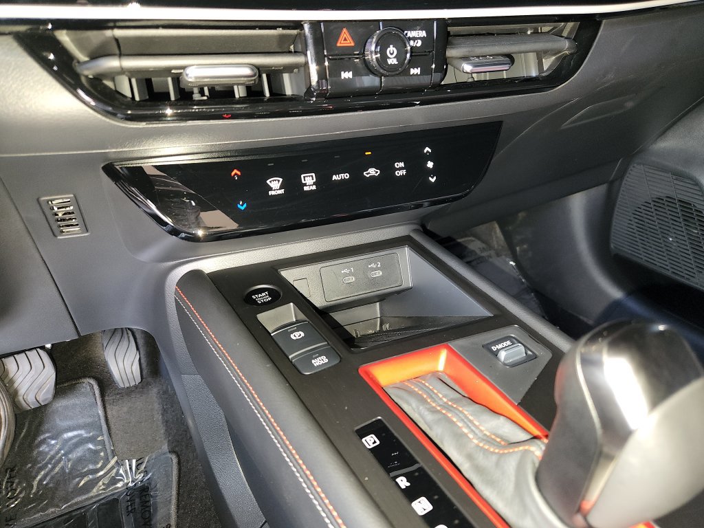 Certified 2025 Nissan Kicks SR FWD image 22