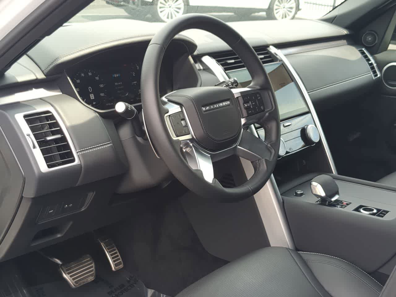 Used 2025 Land Rover Discovery Metropolitan Edition AWD/4WD image 10