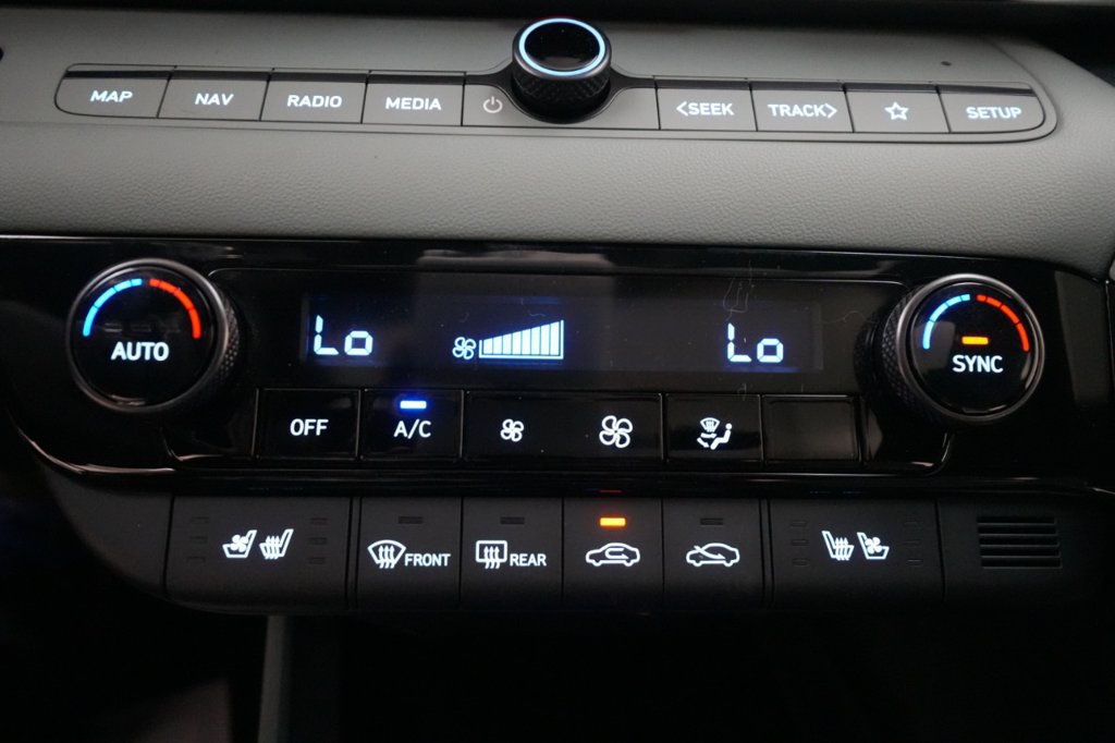 Certified 2025 Hyundai Elantra Limited FWD image 49