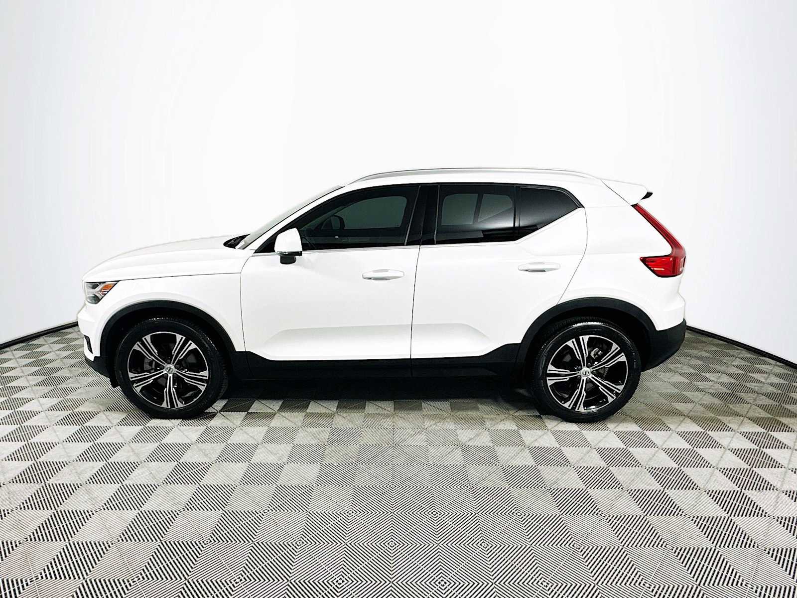 Used 2022 Volvo XC40 T4 Inscription w/ Climate Package FWD image 4