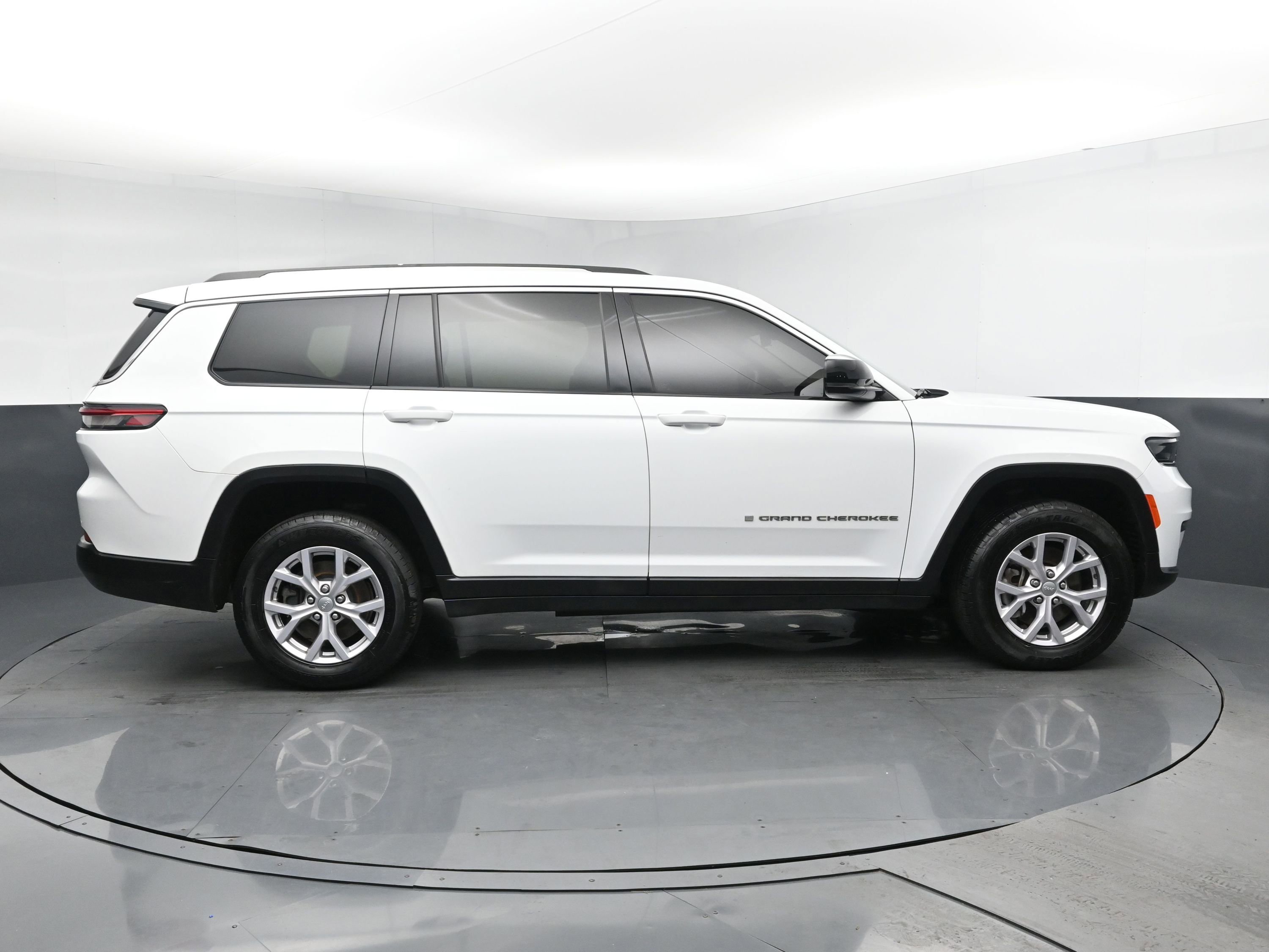 Used 2022 Jeep Grand Cherokee L Limited image 3
