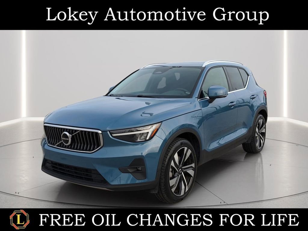 Used 2023 Volvo XC40 B5 Plus AWD/4WD video 1