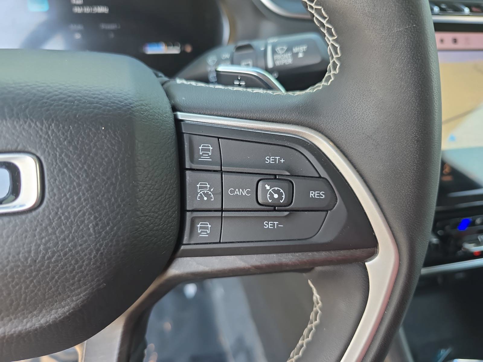 Used 2023 Jeep Grand Cherokee Limited w/ Luxury Tech Group II AWD/4WD image 18