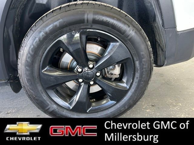 Used 2018 Jeep Cherokee Latitude w/ Altitude Package AWD/4WD image 9