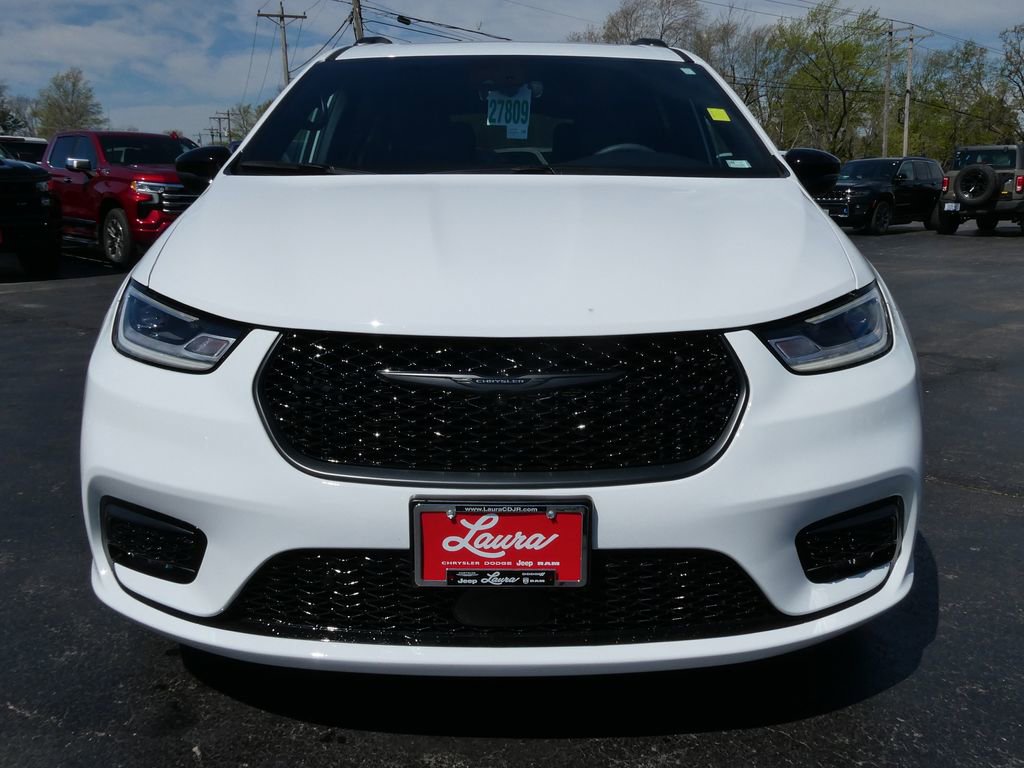 Used 2024 Chrysler Pacifica Premium image 10